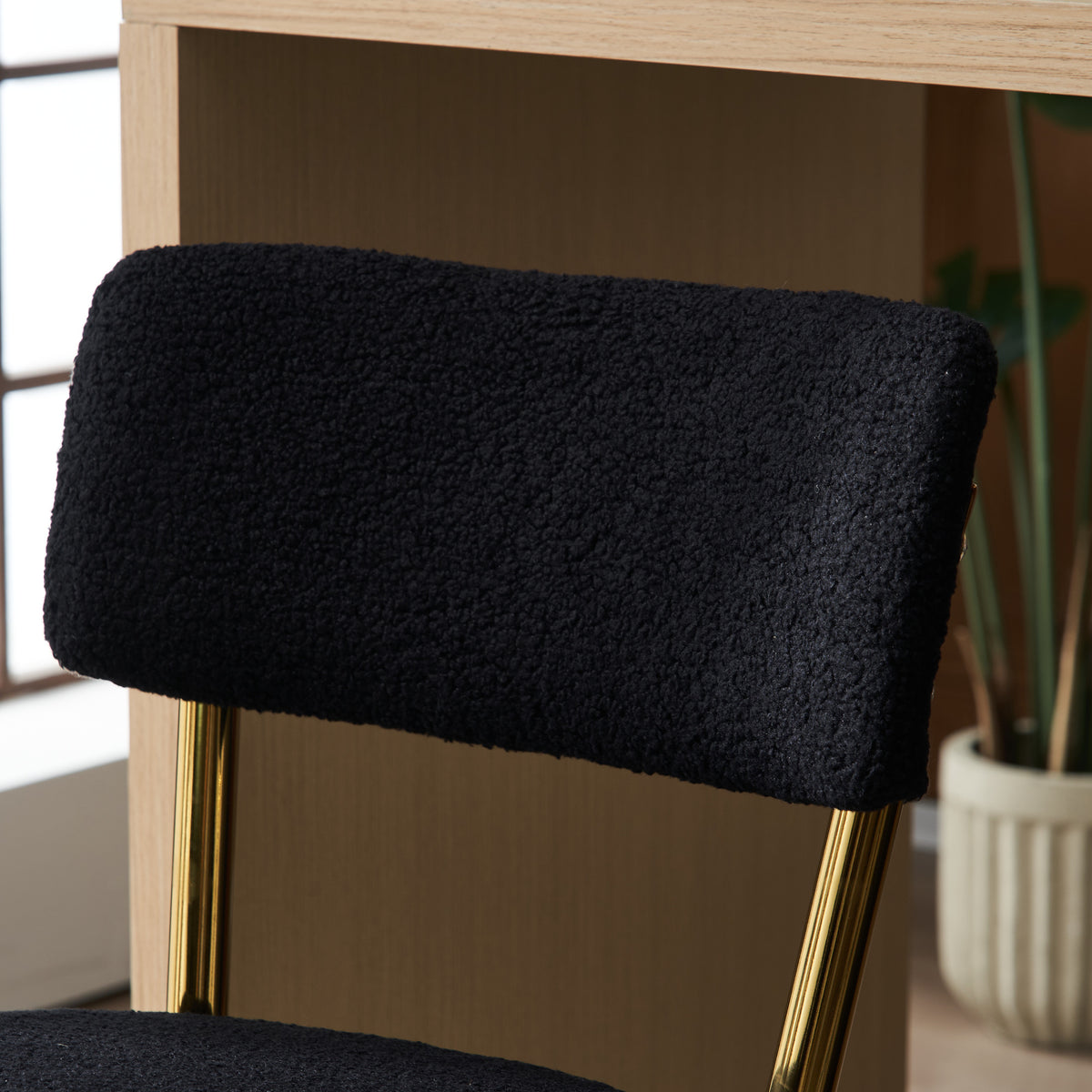 Set Of 4 Modern Teddy Fabric Upholstered Bar Stools Metal Base High Stool Suitable For Kitchen, Dining And Living Room Black Stylish And Comfortable Island Seating Black Metal