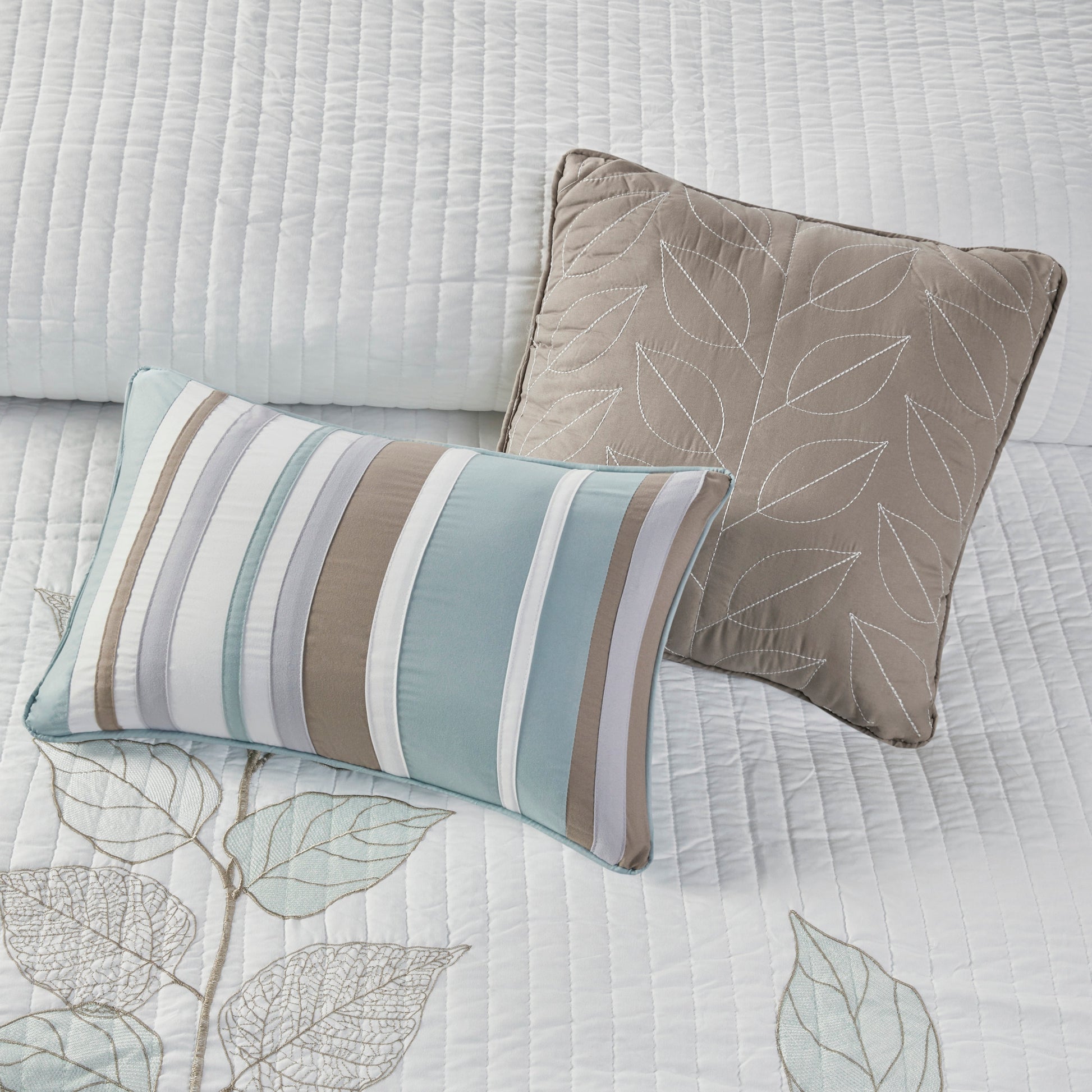 6 Piece Embroidered Quilt Set With Throw Pillows Blue King Cal King King White Blue Cotton