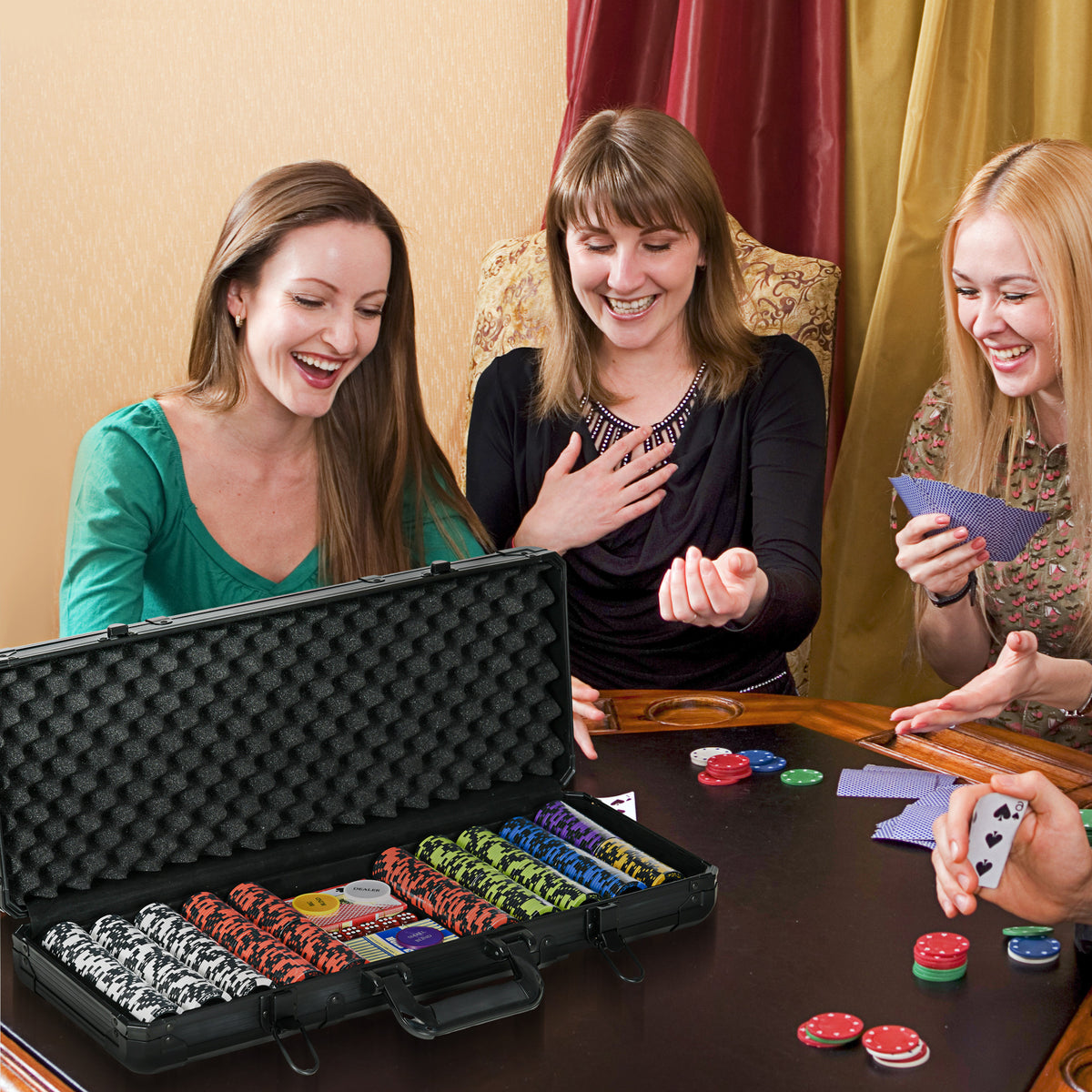 Soozier Poker Chip Set With 6 Denominations, 500 Chips, 14 Gram Clay, Casino Poker Chips With Aluminum Case, 2 Decks Of Playing Cards, Dealer Button & 5 Dice For Texas Hold'Em Black Aluminium
