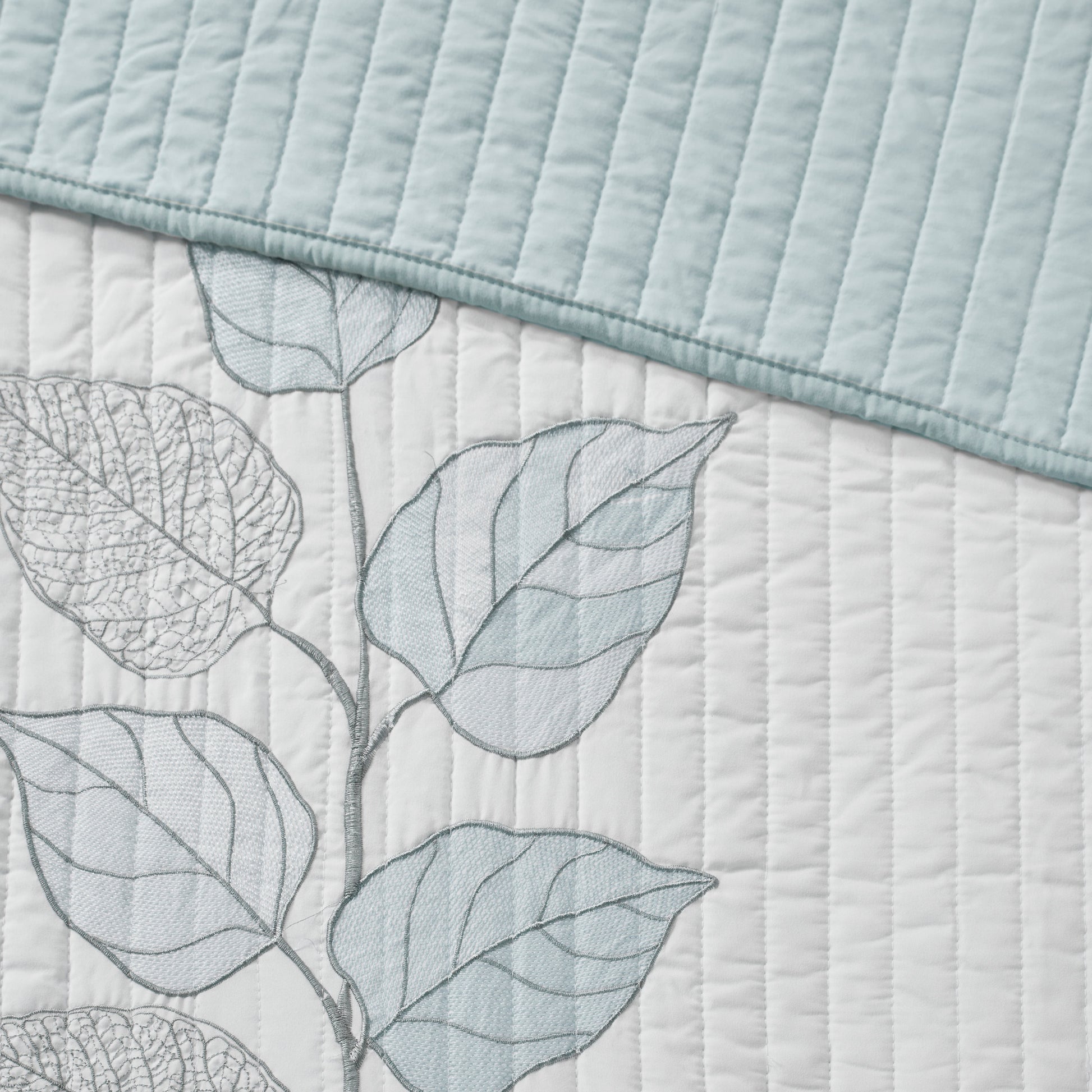 6 Piece Embroidered Quilt Set With Throw Pillows Blue Full Queen Full White Blue Cotton