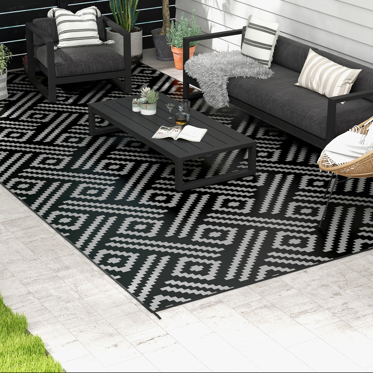 Outsunny Reversible Outdoor Rug, 9' X 18' Waterproof Plastic Straw Floor Mat, Portable Rv Camping Carpet With Carry Bag, Large Floor Mat For Backyard, Deck, Picnic, Beach, Black & Gray Geometric Multicolor Polypropylene