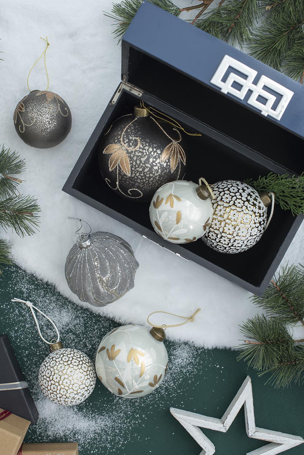 D3.9" Christmas Ball Ornaments, Glass Decorative Hanging Ball Christmas Tree Ornaments For Holiday Party Decorations, Set Of 6 White Glass