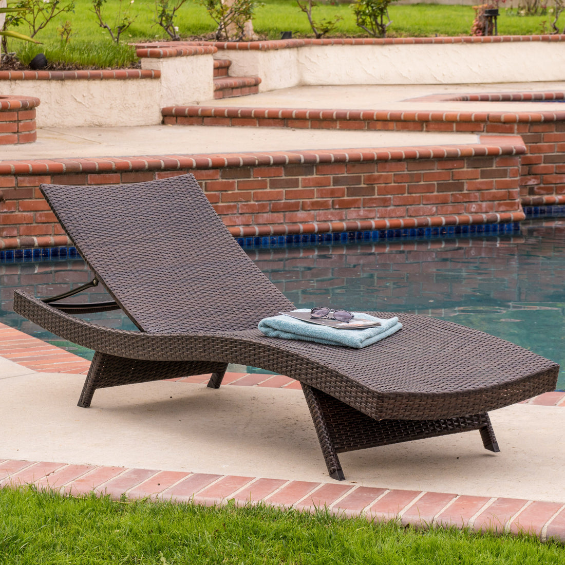 Kauai Pe Wicker Chaise Brown Multi Rattan Metal