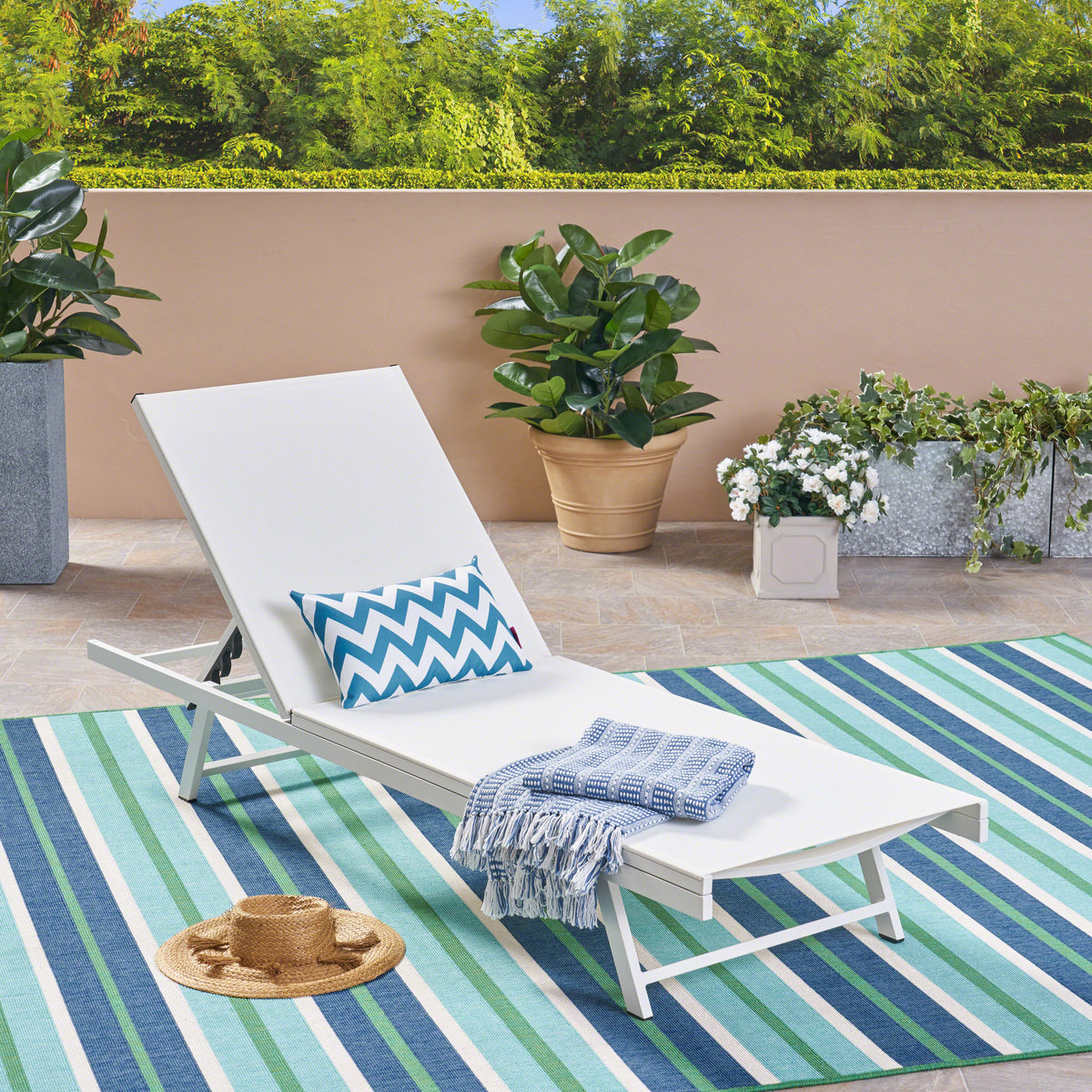 Salton Chaise Lounge White Metal Mesh