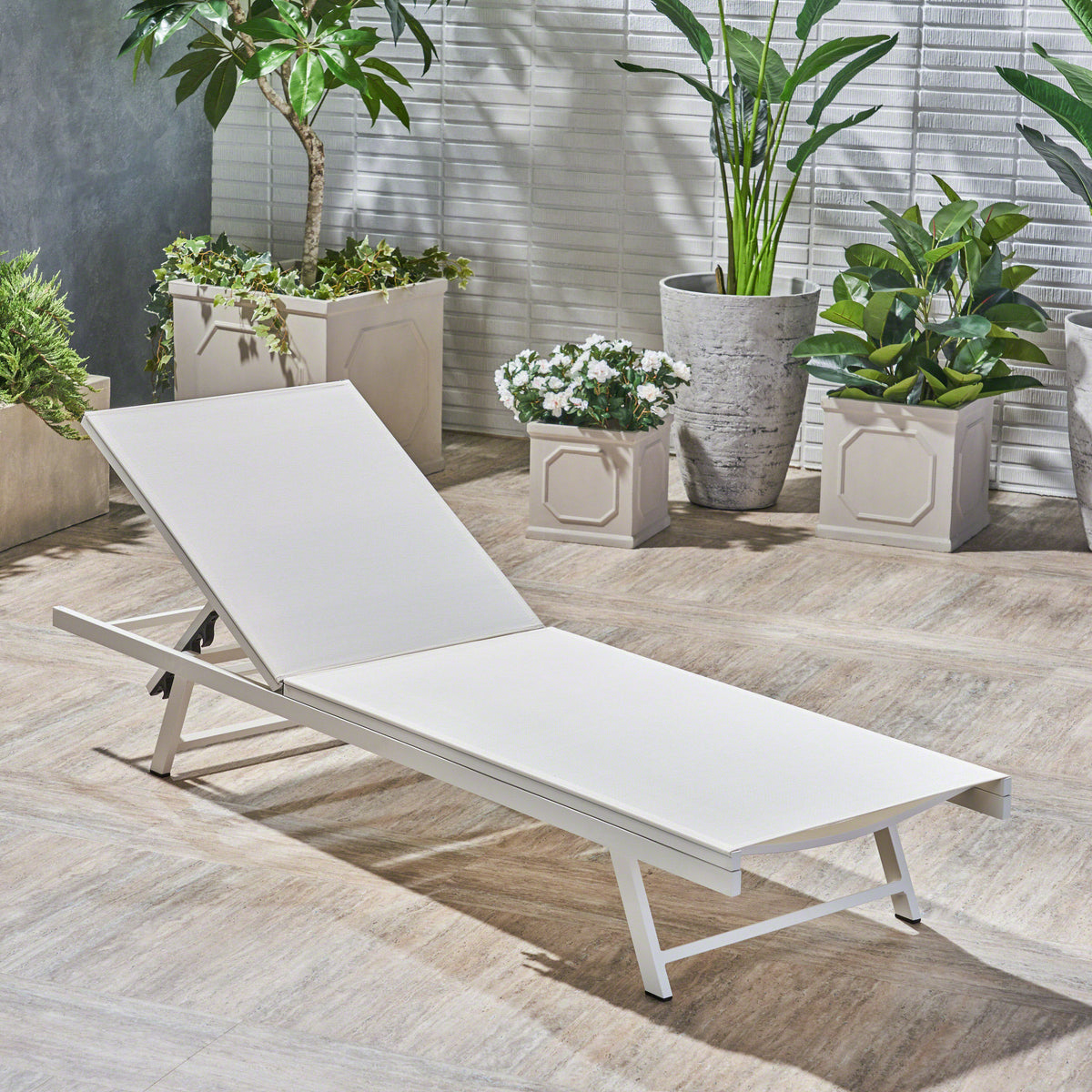 Salton Chaise Lounge White Metal Mesh